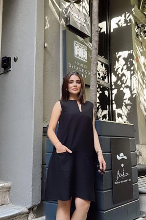 Siyah Kolsuz Yakası Yırtmaçlı, Gizli Çift Cepli, A Kesim Rahat Midi Elbise 