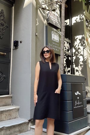 Siyah Kolsuz Yakası Yırtmaçlı, Gizli Çift Cepli, A Kesim Rahat Midi Elbise 