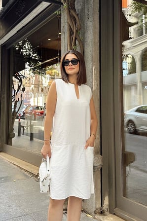 Beyaz Kolsuz Yakası Yırtmaçlı, Gizli Çift Cepli, A Kesim Rahat Midi Elbise 