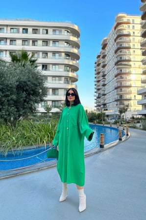 Kadın Çimen Yeşili Yarasa Kol, Arkası Pliseli, Çift Cepli, Uzun Oversize Salaş Gömlek Elbise
