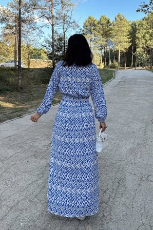 Kadın Mavi & Beyaz Kruvaze Yaka, Yırtmaçlı, Beli Kuşaklı, Bilekleri Lastikli, Salaş, Uzun Elbise