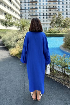 Kadın Saks Muslin Kumaş, Yarasa Kol, Eteği Oval, Çift Cepli, Uzun Oversize Salaş Gömlek Elbise