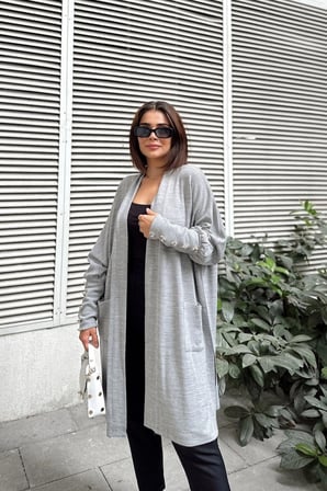 Kadın Gri Düz Şal Yaka, Uzun Kol, Düğme Detaylı Yırtmaçlı Yumuşak Dokulu Uzun Oversize Hırka