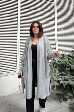 Kadın Gri Düz Şal Yaka, Uzun Kol, Düğme Detaylı Yırtmaçlı Yumuşak Dokulu Uzun Oversize Hırka
