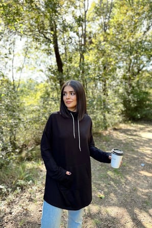 Kadın Siyah Uzun Kol, Yakası Bağcıklı, Kapüşonlu, Kanguru Cep, Salaş, Uzun Tunik Sweatshirt 