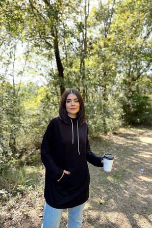Kadın Siyah Uzun Kol, Yakası Bağcıklı, Kapüşonlu, Kanguru Cep, Salaş, Uzun Tunik Sweatshirt 