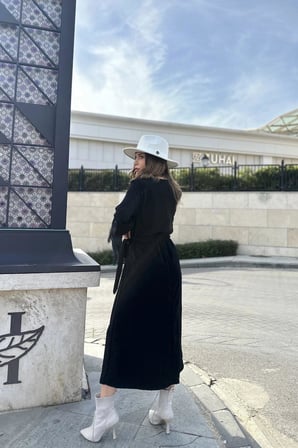 Kadın Siyah Kruvaze Yaka, Yırtmaçlı, Beli Kuşaklı, Kol Bilekleri Lastikli, Salaş, Uzun Elbise