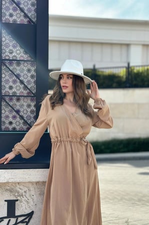 Kadın Camel Kruvaze Yaka, Yırtmaçlı, Beli Kuşaklı, Kol Bilekleri Lastikli, Salaş, Uzun Elbise