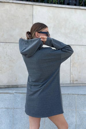 Kadın Antrasit Uzun Kol, Yakası Bağcıklı, Kapüşonlu, Kanguru Cep, Salaş, Uzun Tunik Sweatshirt