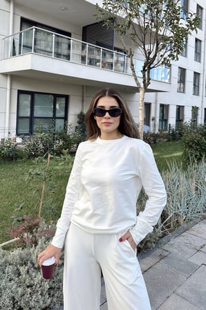 Kadın Beyaz Yuvarlak Yaka Sweatshirt & Bol Paça Beli Lastikli Pantolon - Rahat Alt & Üst Takım