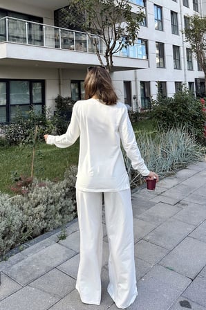 Kadın Beyaz Yuvarlak Yaka Sweatshirt & Bol Paça Beli Lastikli Pantolon - Rahat Alt & Üst Takım