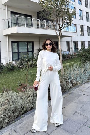 Kadın Beyaz Yuvarlak Yaka Sweatshirt & Bol Paça Beli Lastikli Pantolon - Rahat Alt & Üst Takım
