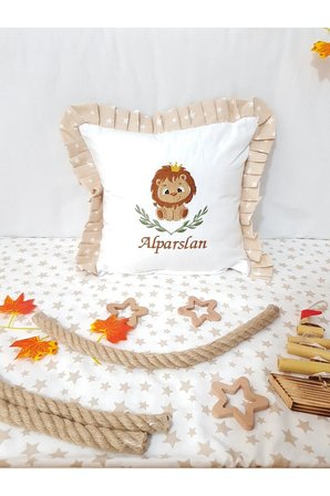 40x40 Cm Fırfırlı Nakışlı Kırlent Bebek İsimli Takı Yastığı İçi Dolgulu