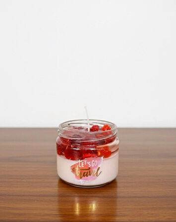 Çilek Reçeli Görünümlü Vanilya Kokulu Jel Mum – Cam Kavanoz Dekoratif Aromatik Mum