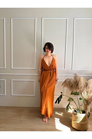 Çok Derin Dekolteli Deri Kordonlu Asimetrik Boy Elbise