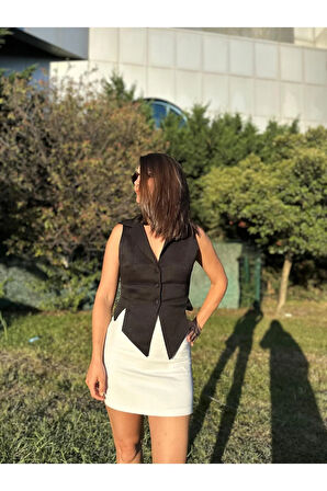 Siyah Özel Tasarım Önden Yırtmaçlı Kısa Yelek