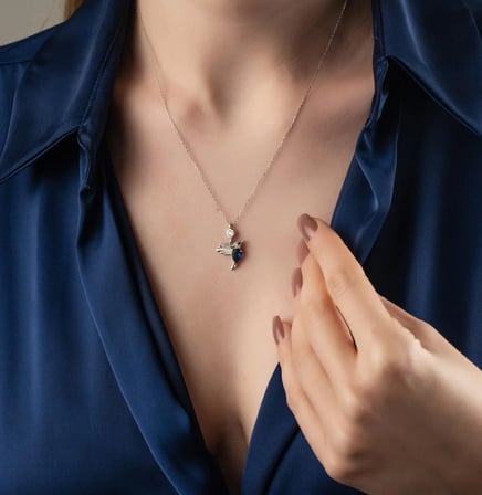 925 Ayar Gümüş Tektaş Detaylı Sapphire Doğum Taşlı Sinekkuşu Kolye