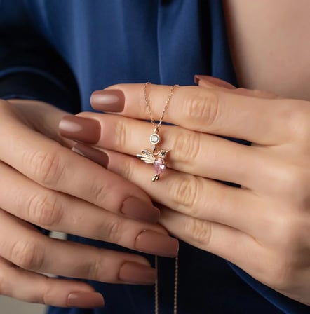 925 Ayar Gümüş Tektaş Detaylı Pink Tourmaline Doğum Taşlı Sinekkuşu Kolye