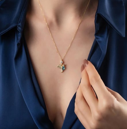 925 Ayar Gümüş Tektaş Detaylı Blue Topaz Doğum Taşlı Sinek Kuşu Kolye