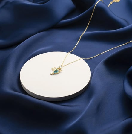 925 Ayar Gümüş Tektaş Detaylı Blue Topaz Doğum Taşlı Sinek Kuşu Kolye