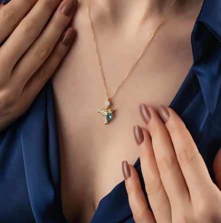 925 Ayar Gümüş Tektaş Detaylı Blue Topaz Doğum Taşlı Sinek Kuşu Kolye