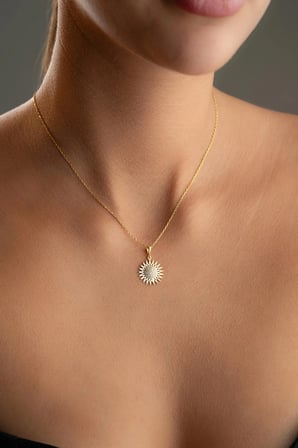925 Ayar Gümüş Gold Kaplama Zirkon Taşlı Güneş Figürlü Işıltılı Kadın Kolye