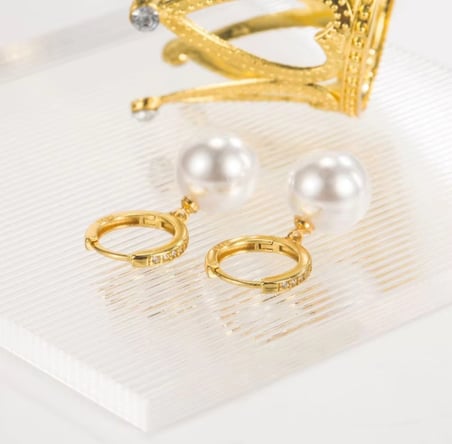 Bezos Şık ve Minimalist Gold 12 mm İnci Küpe – Kararma Yapmaz, Zirkon Detaylı Çelik Küpe NIDA