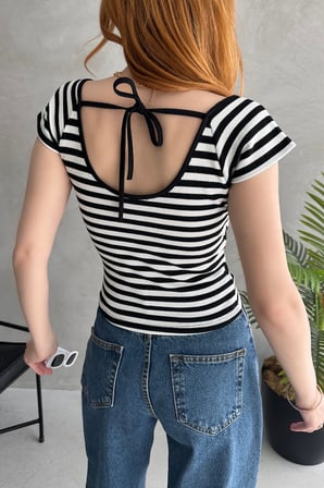 Kalp Yaka Sırtı Bağcık Detaylı Crop Bluz