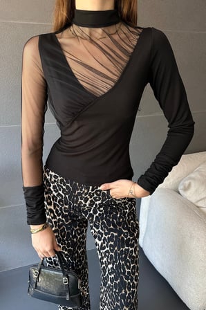 Yarım Balıkçı Tül Detaylı Bluz