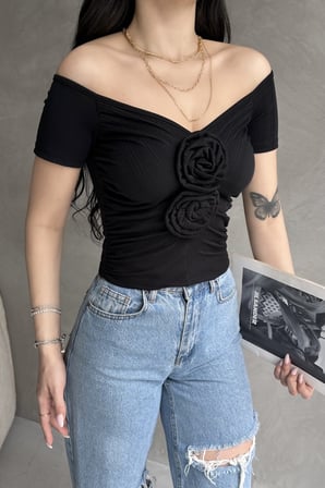 Kayık Yaka Gül Detaylı Crop Bluz