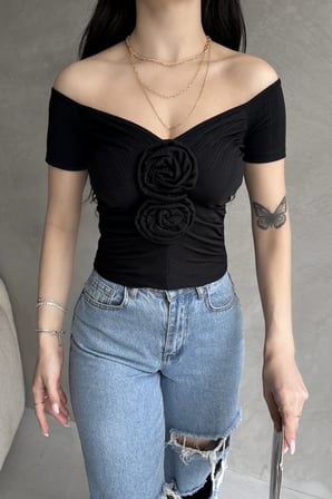 Kayık Yaka Gül Detaylı Crop Bluz