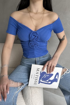 Kayık Yaka Gül Detaylı Crop Bluz