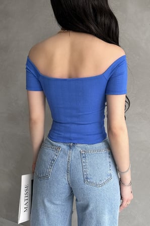 Kayık Yaka Gül Detaylı Crop Bluz