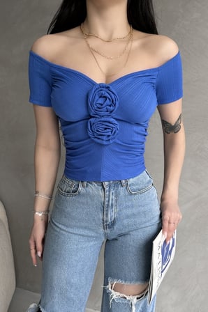 Kayık Yaka Gül Detaylı Crop Bluz