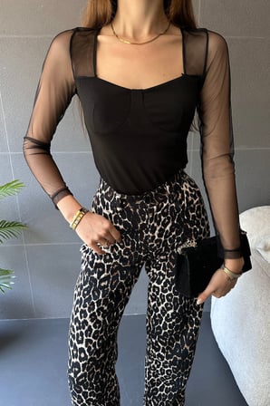 Kare Yaka Tül Detaylı Bluz