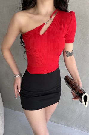 Tek Omuz Zincir Detaylı Crop Bluz