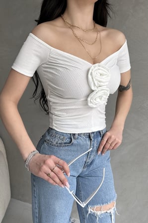 Kayık Yaka Gül Detaylı Crop Bluz