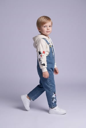 Erkek Çocuk Baskılı Kapüşonlu Sweatshirt ve Kot Salopet 2'li Takım