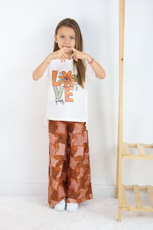 ???? Kız Çocuk ‘’Love Yourself’’ Baskılı Tişört ve Geometrik Etnik Desenli Geniş Paça Pantolon Takımı
