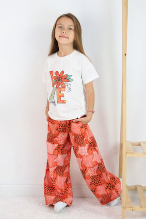 ???? Kız Çocuk ‘’Love Yourself’’ Baskılı Tişört ve Geometrik Etnik Desenli Geniş Paça Pantolon Takımı