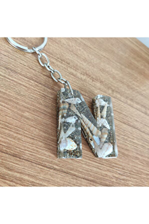 "N" HARFİ - Kıyı Esintisi Harf Anahtarlık (A–Z) – Gerçek Deniz Kabuğu, Kum ve Şeffaf Epoksi– El Yap