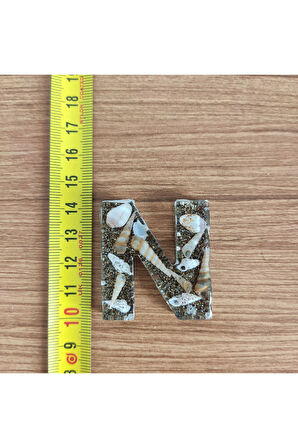 "N" HARFİ - Kıyı Esintisi Harf Anahtarlık (A–Z) – Gerçek Deniz Kabuğu, Kum ve Şeffaf Epoksi– El Yap