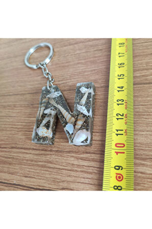 "N" HARFİ - Kıyı Esintisi Harf Anahtarlık (A–Z) – Gerçek Deniz Kabuğu, Kum ve Şeffaf Epoksi– El Yap