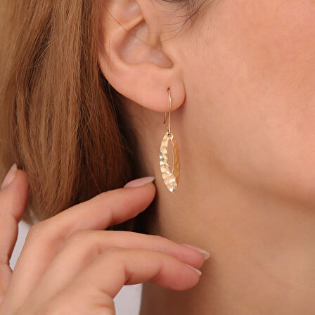 18 Ayar Altın Mikron Kaplama Dövülü Desen Sallantılı Gümüş Küpe - E00275