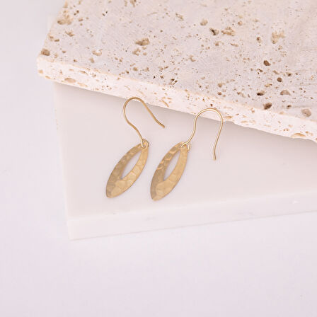 18 Ayar Altın Mikron Kaplama Dövülü Desen Sallantılı Gümüş Küpe - E00275