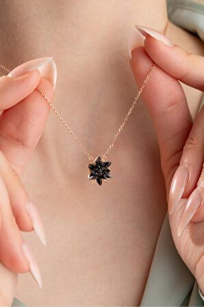 925 Ayar Gümüş Siyah Taşlı Lotus Çiçeği Kolye