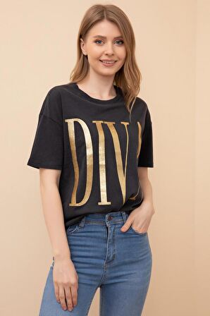 Kadın Füme Renk Pamuklu Bisiklet Yaka Diva Baskılı Kısa Kollu T-shirt