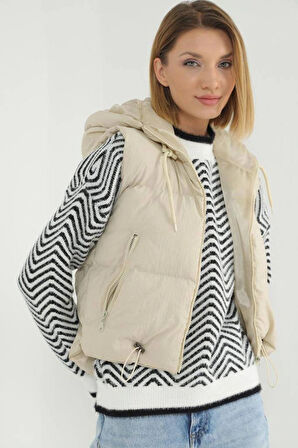 Kadın Bej Renk Kısa Kapüşonlu Cepli Fermuarlı  Şişme Yelek