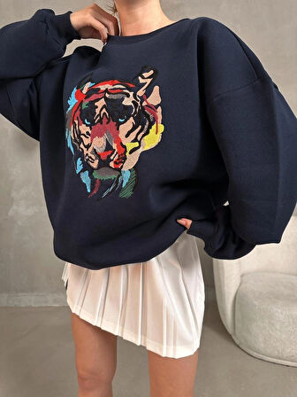 Kadın Oversize Geniş Kesim Bisiklet Yaka Kaplan Nakışlı İşlemeli Üç İplik Şardonlu  Sweatshirt