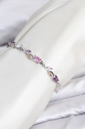 Hepsi Pirinç Gümüş Renk Pembe ve Mor Zirkon Taşlı Çiçek Model Kadın Bileklik 5886 Najmaddin